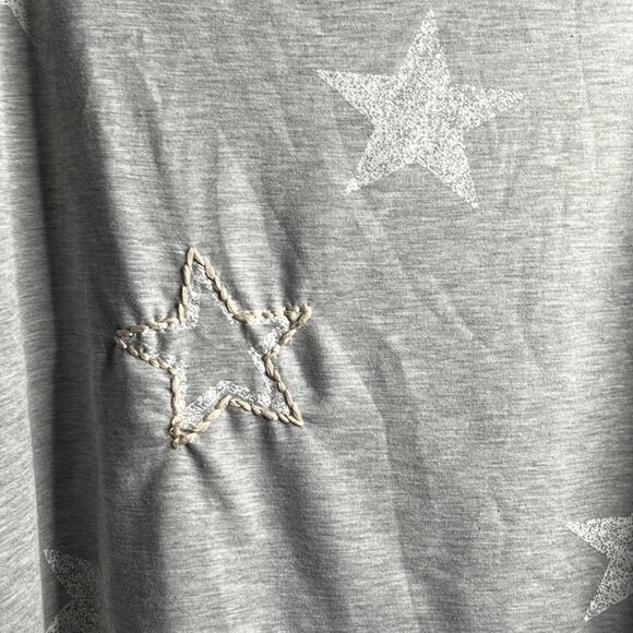 Maurice’s Gray Star Print Oversized Top Size 2 - Picture 2 of 8